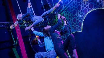 Mit akrobatischen Kunststücken in der Luft beeindrucken die jungen Mädchen das Publikum.