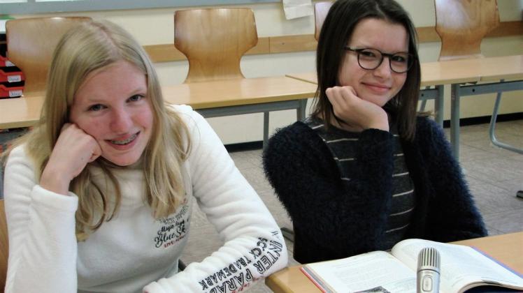 Alle haben zusammengearbeitet, um das Lernen für Lilly Woge und Tomke Dieckmeyer an der Oberschule Borgloh zu ermöglichen, trotz ihrer Schwerhörigkeit. Foto: Susanne Pohlmann