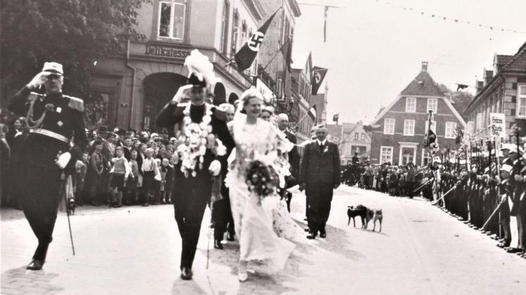 Zwei Kivelingsfeste und ein Heimattag sind in der Zeit des Nationalsozialismus in Lingen gefeiert worden. Hier das Königspaar Martha Klukkert und Karl Berning 1934 beim Zug durch die geschmückte Stadt - begleitet wurden sie vom 1936 abgesetzten Kivelingskommandeur Heinrich Driemann (links). 