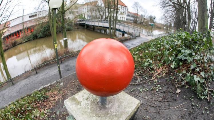 Warum steht da eine rote Kugel am Osnabrücker Herrenteichswall? Foto: Jörn Martens Warum steht da eine rote Kugel am Osnabrücker Herrenteichswall? Foto: Jörn Martens