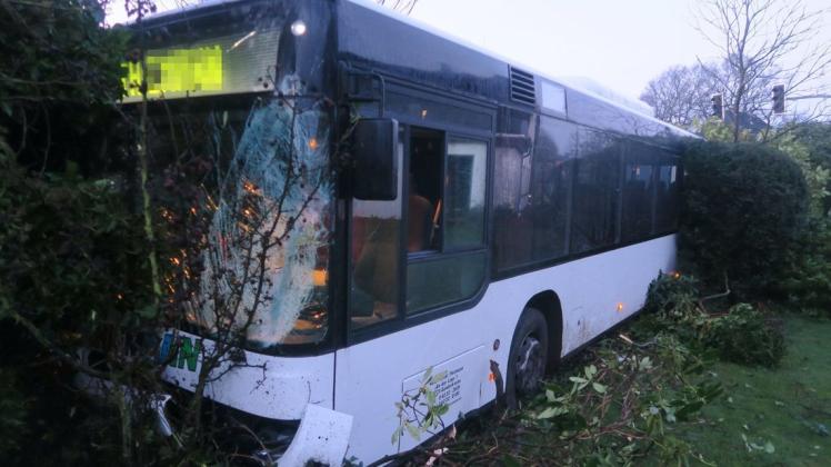 Nach einem Zusammenstoß mit einem Auto ist am Freitagmorgen ein Schulbus in Ganderkesee in einem Garten gelandet. Foto: Polizei