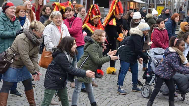Am Valentinstag tanzten Menschen gegen Gewalt an Frauen. Foto: Laura Nowak Am Valentinstag tanzten Menschen gegen Gewalt an Frauen. Foto: Laura Nowak