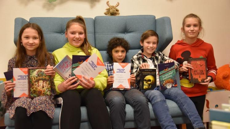 (V.l.) Ronja Wilks (Oberschule Süd), Roberta Daukantaité (Mosaikschule), Belaid Mouas (Realschule), Colin Westenbrger (Maxe) und Henrike Segelken (Willms) lasen im Stadtentscheid vor. Foto: Dennis Rüter (V.l.) Ronja Wilks (Oberschule Süd), Roberta Daukantaité (Mosaikschule), Belaid Mouas (Realschule), Colin Westenbrger (Maxe) und Henrike Segelken (Willms) lasen im Stadtentscheid vor. Foto: Dennis Rüter