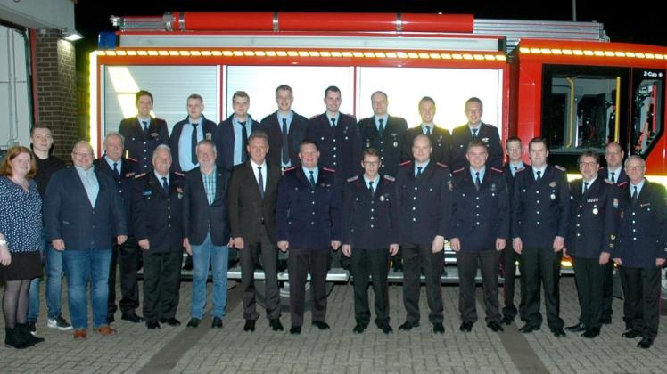 Geehrte und Beförderte der Freiwilligen Feuerwehr Bramsche zusammen mit Gästen der Jahresdienstversammlung. 