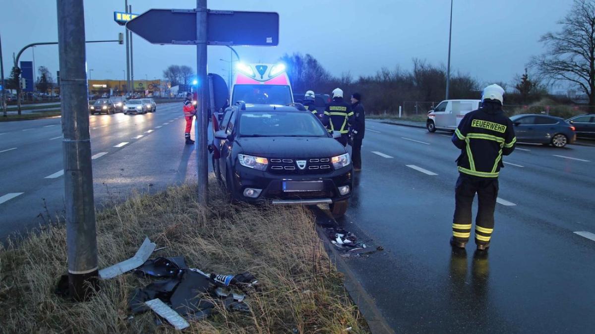 Unfall in Rostock Zwei Fahrzeuge stoßen zusammen NNN