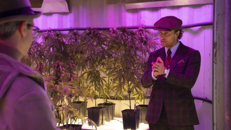 Michael Pearson (Matthew McConaughey, r.) zeigt seinem potenziellen Nachfolger (Jeremy Strong) eine seiner unterirdischen Marihuana-Plantagen. "The Gentlemen". Ab Donnerstag neu im Kino. Foto: Leonine Distribution GmbH. Michael Pearson (Matthew McConaughey, r.) zeigt seinem potenziellen Nachfolger (Jeremy Strong) eine seiner unterirdischen Marihuana-Plantagen. "The Gentlemen". Ab Donnerstag neu im Kino. Foto: Leonine Distribution GmbH.