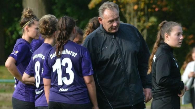 Beenden im Sommer die Zusammenarbeit bei Jahn: Trainer Claus-Dieter Meier und die Mannschaft um (von links) Neele Detken, Nathalie Heeren und Jette Haar. Foto: Daniel Niebuhr Beenden im Sommer die Zusammenarbeit bei Jahn: Trainer Claus-Dieter Meier und die Mannschaft um (von links) Neele Detken, Nathalie Heeren und Jette Haar. Foto: Daniel Niebuhr