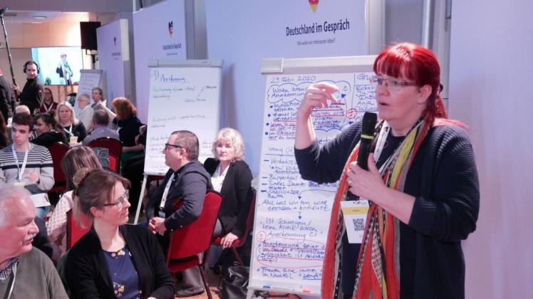 Rund 100 Teilnehmer aus Bremen und Rostock treten in den gemeinsamen Dialog. Stadtplanerin Anja Epper (r.) präsentiert die Ergebnisse der Diskussion zum Thema "Anerkennung".