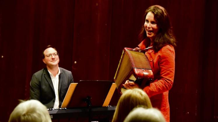 Sie begeisterten ihr Publikum mit alten Chansons: Pianist Nico Stabel und Sängerin Stefanie Golisch.  Foto: Jasmin Johannsen