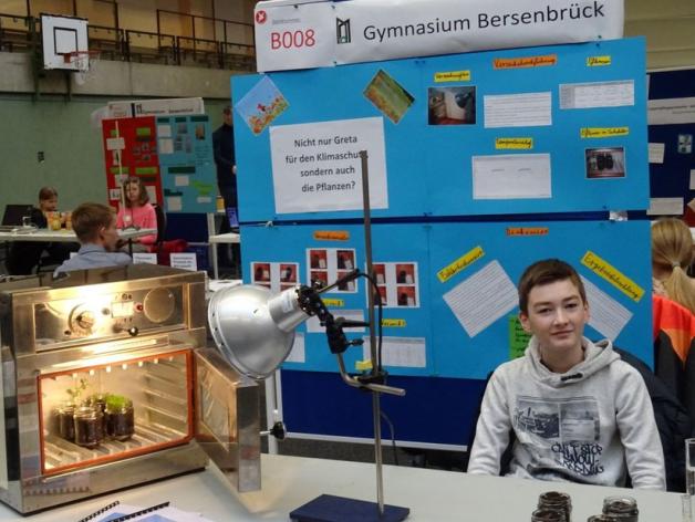 Kai Raben untersuchte Blühstreifen. Foto: Gymnasium Kai Raben untersuchte Blühstreifen. Foto: Gymnasium