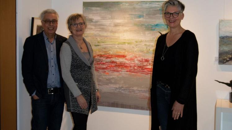 Peter und Hannelore de Hoogd (v. l.) zusammen mit der Malerin Andrea Ottenjahn vor einem ihrer Werke. Foto: Bianca Meyering