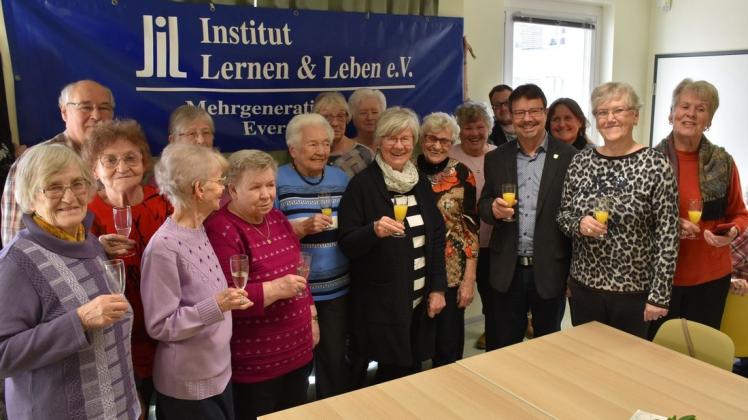 Die Senioren im Treff 52 freuen sich gemeinsam mit dem Landtagsabgeordneten Rainer Albrecht (SPD, 4.v.l.) über der Eröffnung  der renovierten Räume.