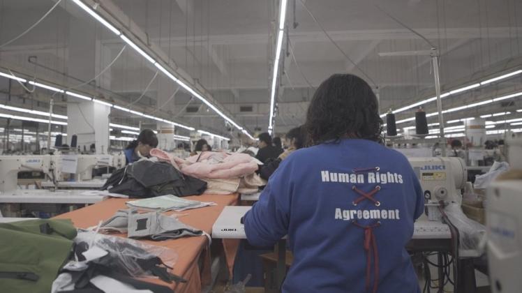 Wird meine Kleidung unter fairen Arbeitsbedingungen produziert? Auch diese Frage sollten sich Verbraucher stellen, die nachhaltig leben möchten. Foto: ZDF/Leonard Bendix