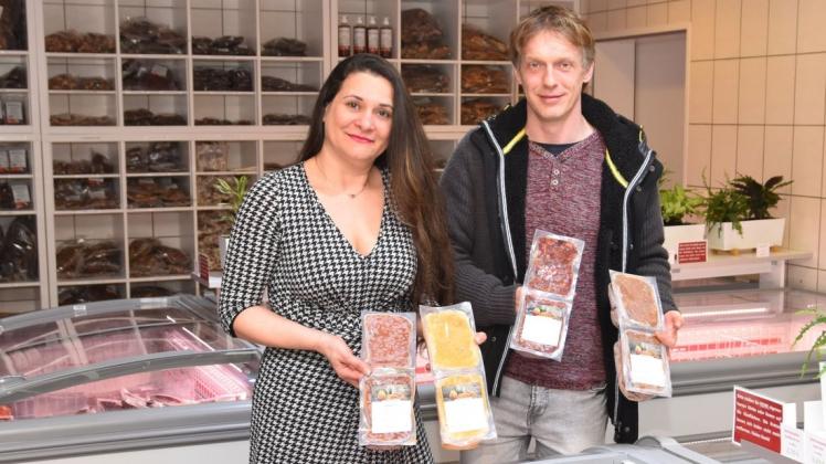 Firmenchef Jens Brune und Mitarbeiterin Christine Pereira zeigen im neu eröffneten Shop "Bellami" in Bookholzberg einige Barf-Produkte. Foto: Dirk Hamm