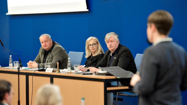 Bürgerschaftspräsidentin Regine Lück (Linke) sowie ihre Stellvertreter Harald Terpe (Grüne) und Erhard Suater (SPD, r.) folgen dem Redebeitrag von Linken-Fraktionschefin Eva-Maria Kröger (Linke).