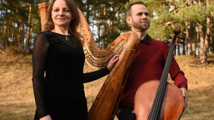 Sophia Warczak (Harfe) und Matthias Hübner (Violoncello) nehmen die Zuhörer in Bad Essen mit auf eine musikalische Entdeckungsreise. Foto: Duo SaitenSpiel