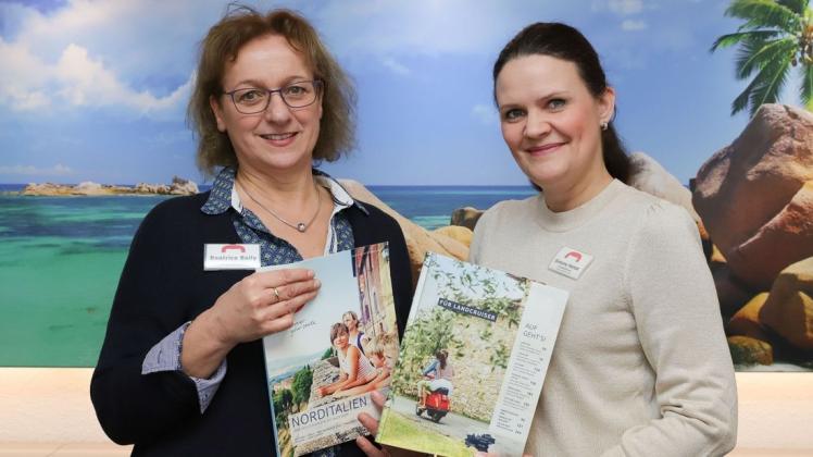 Einige Broschüren von Risikogebieten hat das Reisebüro Optimal Reisen auf Lager: Geschäftsführerin Simone Henze (rechts) und Mitarbeiterin Beatrice Bally. Foto: Melanie Hohmann