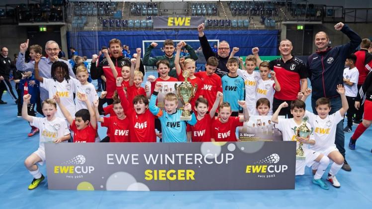 Frisia Loga bezwang GVO Oldenburg im Endspiel des EWE-Wintercups, danach kamen die Finalisten zum Erinnerungsfoto zusammen. Foto: Matthias Hornung