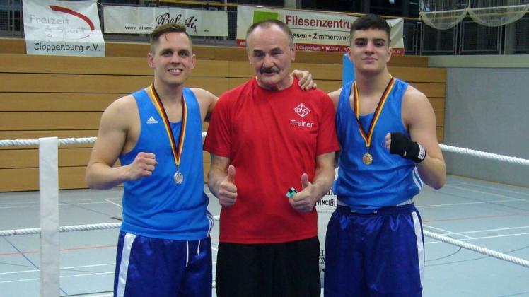 Silber und Gold: Trainer Heinz Janocha (Mitte) mit Dominik Hochkeppler (links) und Justin Vicente. 