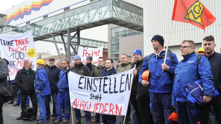 "Einstellen statt Ausgliedern" forderten mehrere Hundert Beschäftigte bei einer Kundgebung Ende Februar vor Tor 1 der Meyer Werft. 