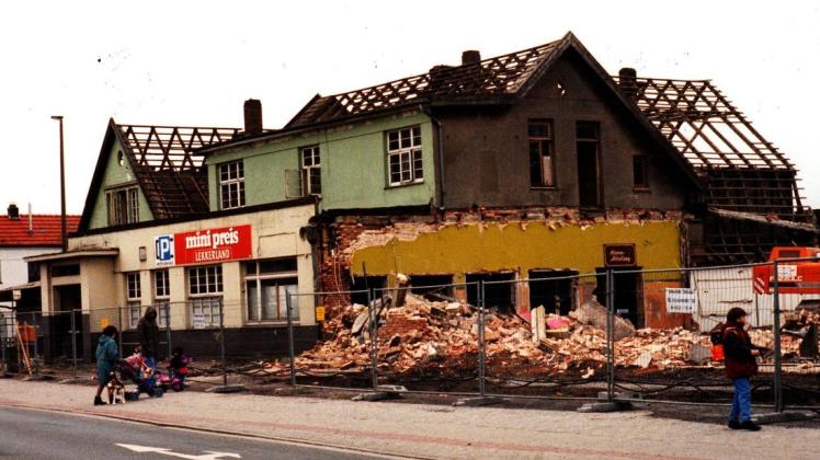 März 1995, eine Ära geht endgültig zu Ende: Das baufällige Gebäudeensemble des legendären Tanzpalasts am Brendelweg wird abgerissen. Archivfoto: Horst Schilling