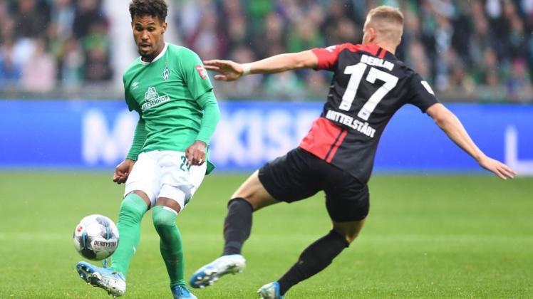Hat die zurückliegenden zwölf Partien gegen Hertha BSC nicht verloren: der SV Werder. An diesem Samstag treten die Bremer um Theodor Gebre Selassie (links) in Berlin an; dk-Kolumnist Tino Polster hofft, dass die Serie nach der Partie noch Bestand hat. Foto: Carmen Jaspersen/dpa