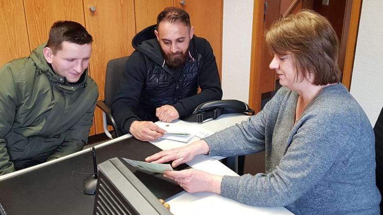 Kein Fünftageskennzeichen möglich: Diese Nachricht hat Mitarbeiterin Martina Schmidt für Gökhan Vurgun und seinen Kunden Rafael Jankowski (l.). Foto: Hapke Kein Fünftageskennzeichen möglich: Diese Nachricht hat Mitarbeiterin Martina Schmidt für Gökhan Vurgun und seinen Kunden Rafael Jankowski (l.). Foto: Hapke