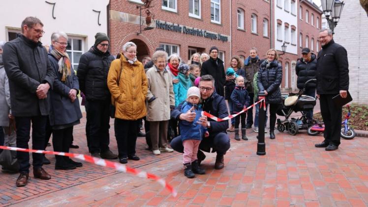 Die kleine Tilda durchschnitt mit Hilfe von Papa Dirk Brinkmann das rot-weiße Band, sodass Pastor Paul-Gerhard Meißner (rechts) die Besucher bitten konnte, den Platz zu betreten.
