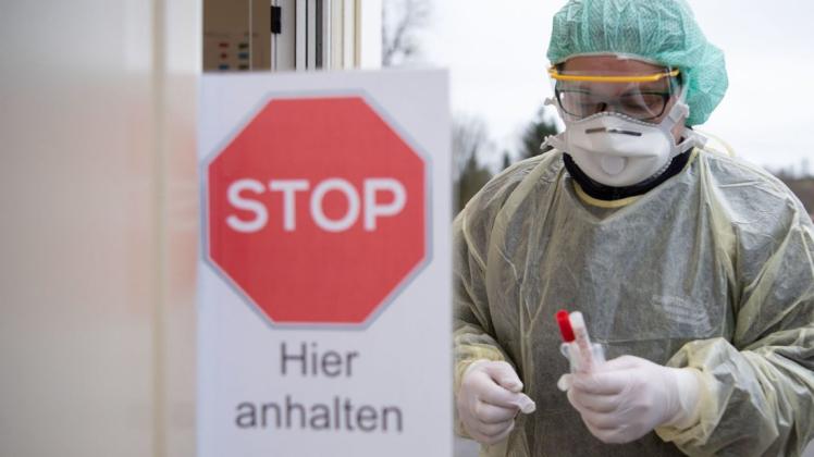 Die Corona-Epidemie wird das öffentliche Leben in den kommenden Wochen ausbremsen. Das Bild zeigt eine Teststation in Baden-Württemberg, bei der Betroffene mit dem Auto vorfahren können. Foto: Murat/dpa