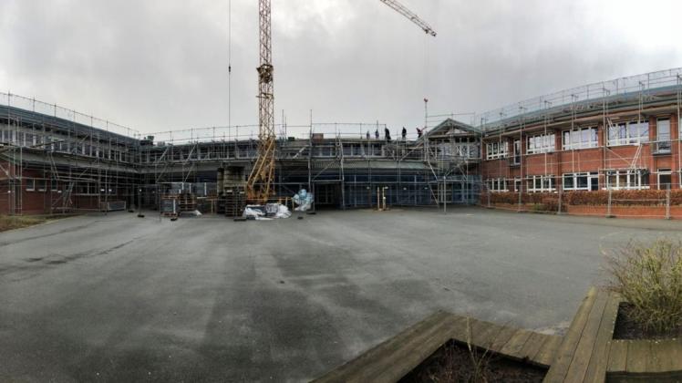 Die Dachsanierung bei der Goode-Wege-Schule in Neuenkirchen stand schon lange auf der LIste der erforderlichen Sanierungen. Foto: Herbert Kempe