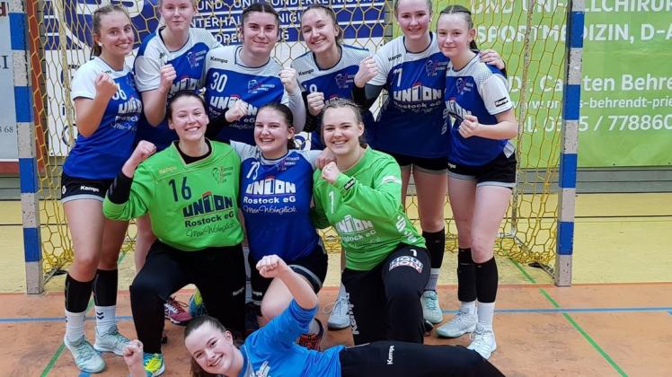 Bezirksmeister sind die A-Mädchen des Rostocker HC II schon mal. Am 25. April zum „Tag des Handballs“ in Güstrow können Megan Pieth, Vivienne Hildebrandt, Nele Schameitke, Emilia Schultz, Xenia Hildebrandt, Henrike Diener (hinten von links), Leonie Granitza, Alina Baeker, Nele Kleinvogel (Mitte von links) sowie Lucy Schelske im erneuten Spiel gegen Grün-Weiß Schwerin II auch noch Landesmeister werden. Bezirksmeister sind die A-Mädchen des Rostocker HC II schon mal. Am 25. April zum „Tag des Handballs“ in Güstrow können Megan Pieth, Vivienne Hildebrandt, Nele Schameitke, Emilia Schultz, Xenia Hildebrandt, Henrike Diener (hinten von links), Leonie Granitza, Alina Baeker, Nele Kleinvogel (Mitte von links) sowie Lucy Schelske im erneuten Spiel gegen Grün-Weiß Schwerin II auch noch Landesmeister werden.