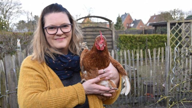 Seit zwei Jahren hält Tanja Schürmann in ihrem Garten Hühner. Foto: Laura Nowak