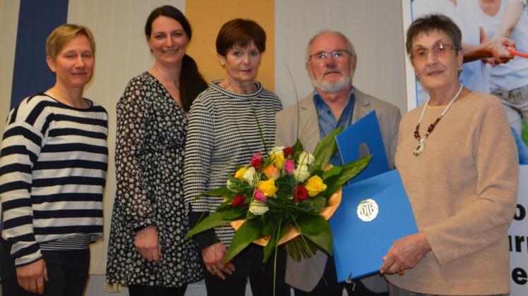 Holger Fischer ist vom Vorsitzenden des Turnkreises zum Ehrenvorsitzenden geworden, die Fachwartinnen (von links) Alexandra Wolf, Tina Gellner und Ingeborg Schmertmann wurden ebenso wiedergewählt wie die stellvertretende Vorsitzende Gudrun Moczarski. Foto: Klaus Erdmann Holger Fischer ist vom Vorsitzenden des Turnkreises zum Ehrenvorsitzenden geworden, die Fachwartinnen (von links) Alexandra Wolf, Tina Gellner und Ingeborg Schmertmann wurden ebenso wiedergewählt wie die stellvertretende Vorsitzende Gudrun Moczarski. Foto: Klaus Erdmann