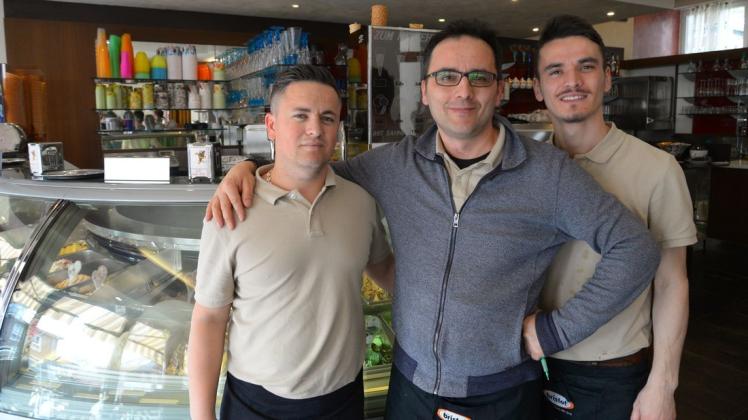 Haben das Ruder im Eiscafé Italia übernommen: Betreiber Gili Jasari (Mitte) mit seinen Mitarbeitern Bujar Ademi (links) und Giani Morati. Foto: Bastian Rabeneck