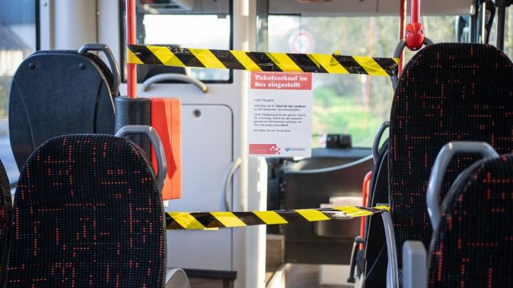 Die vorderen Bustüren bleiben zum Schutze der Fahrer in Osnabrück geschlossen, der Bereich ist mit Flatterband abgesperrt. Foto: André Havergo