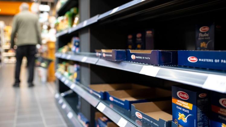 In vielen Supermärkten sehen die Regale schon seit Wochen so aus. Trotz der Massenkäufe sind die Einwohner der Hansestadt weiterhin entspannt.