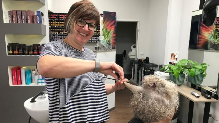 Selbst vor einer Schließung habe sie keine Angst, sagt die Betreiberin eines Friseursalons, Britta Häusler. Foto: Laura Nowak