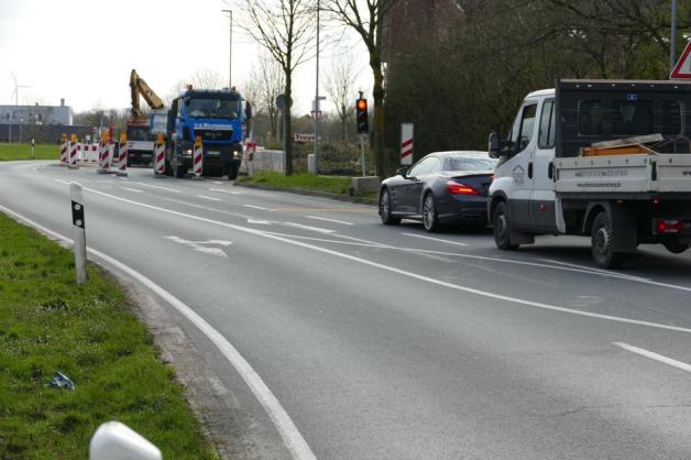 Straßensperrung in Bad Laer am Grünen Weg nach einem Rohrbruch. Foto: Michael Schwager