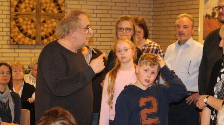 Da war die Welt noch einigermaßen in Ordnung: Michael Schmoll mit Akteuren der Kirchengemeinde Icker bei den Proben für das neue Musical. 