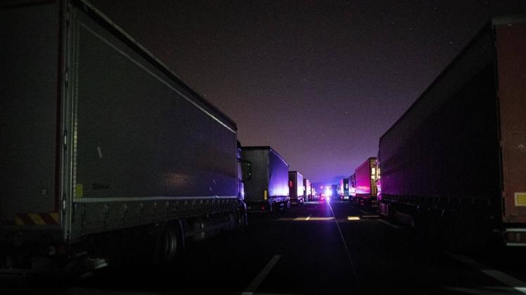 Nichts geht mehr: Lkw stauen sich nachts auf der A4 infolge wiedereingeführter Grenzkontrollen an der deutsch-polnischen Grenze. Florian Gaertner/imago images