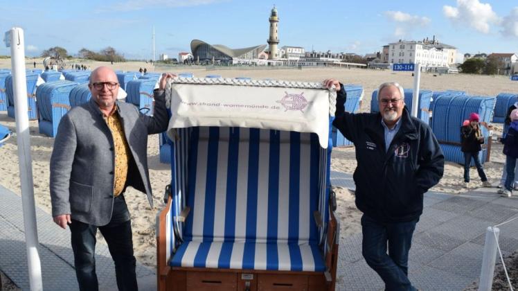Noch im Sommer begutachten Strandkorbverleiher Matthias Treichel (l.) und Klaus Möller die Möbel. Doch wegen der Corona-Krise dürfen derzeit keine Strandkörbe aufgestellt werden.