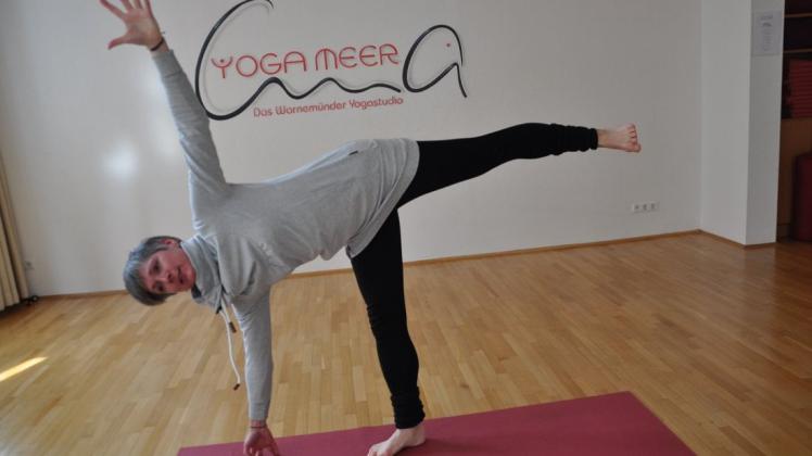 Yogalehrerin Corinna Lange zeigt die Übung Halbmond. Derzeit denkt sie über die Möglichkeit von Online-Kursen nach. Das haben ihre Schüler angeregt und sich gewünscht.