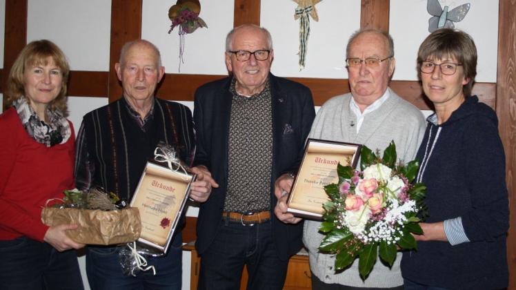 Die Urkunde über ihre Ehrenmitgliedschaft erhielten Hermann Horst (2. von links) und Theodor Pomikalek (2. von rechts) aus den Händen von Brigitte Wiechert (links), Heinz Buschmann und Claudia Diembeck. 