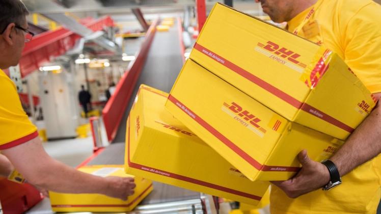 Wie alle Paketdienste vermeidet auch DHL bei der Paketlieferung den Kontakt mit dem Empfänger. Foto: dpa/Daniel Bockwoldt