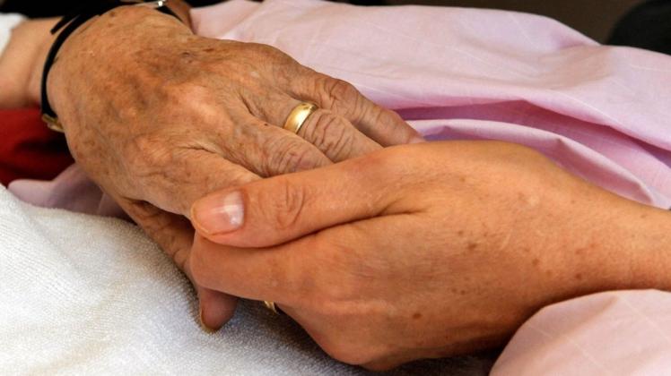 Eine helfende Hand können die ehrenamtlichen Sterbebegleiter nicht mehr reichen. Symbolfoto: dpa/Norbert Försterling