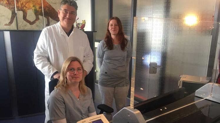 Hausarzt Dr. Matthias Fuchs mit Katharina Marx (vorn) und Belina Marschallek. In der Praxis wird der Kontakt zwischen Mitarbeitern und Patienten auf ein Minimum reduziert. 