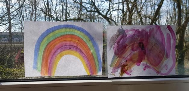 Zwei Schwestern, zwei Regenbögen: Ayla (7) hat den linken Regenbogen getuscht, Amara (3) hat das Bild daneben beigesteuert. Foto: Privat