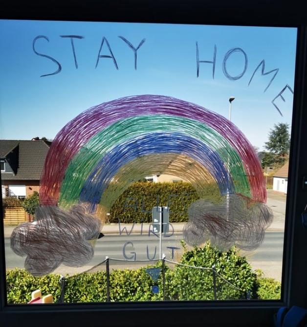 Die achtjährige Zoey Sofia aus Ganderkesee hat diesen Regenbogen mit ein bisschen Hilfe ihres Bruders Milan Noel (1) ans Fenster gezaubert. Foto: Nathalie Schreiber