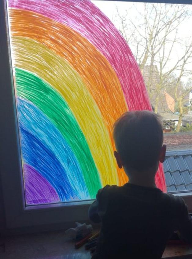 Diesen Regenbogen übersieht so schnell keiner: Leon (6) hat damit sein Fenster in Hoykenkamp verziert. Foto: Janina Breuer