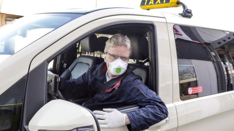 Fahrer Gernot Gröger freut sich über die Plexiglasscheibe, die ihm und den Kunden zusätzlichen Schutz gibt. Foto: Jörn Martens